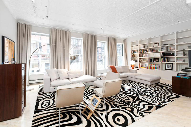 Living-room-of-Chic-Soho-Style-apartment-keeps-the-focus-on-white