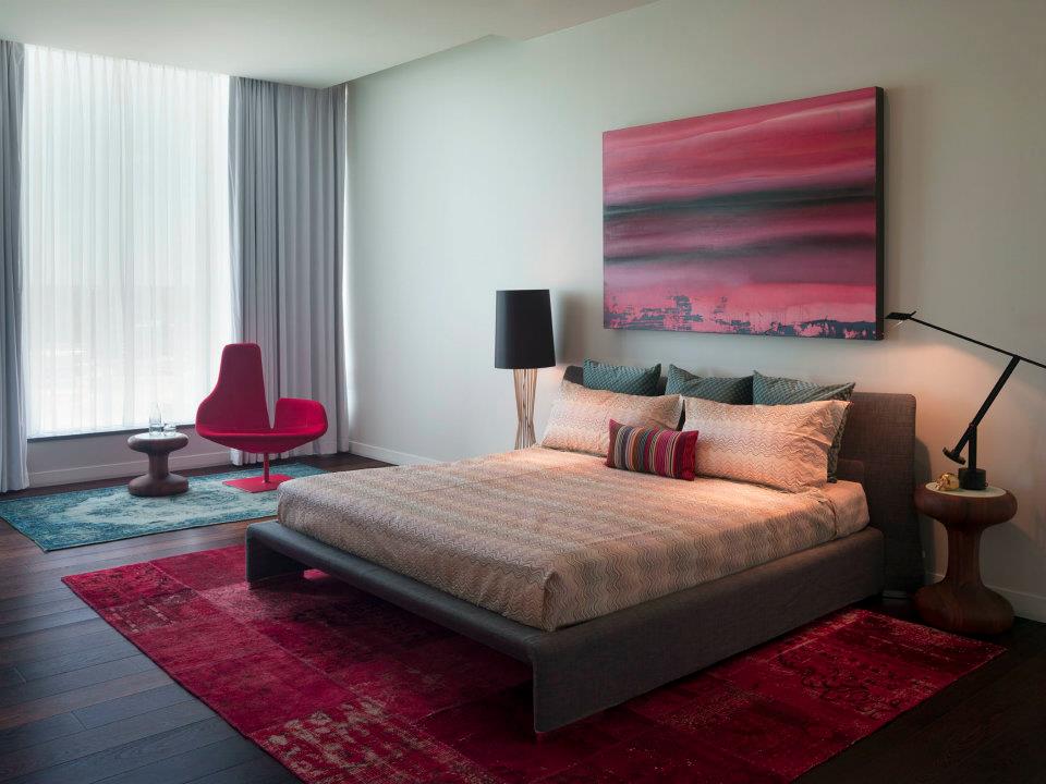Master-bedroom-color-ideas-with-rugs-red-and-green