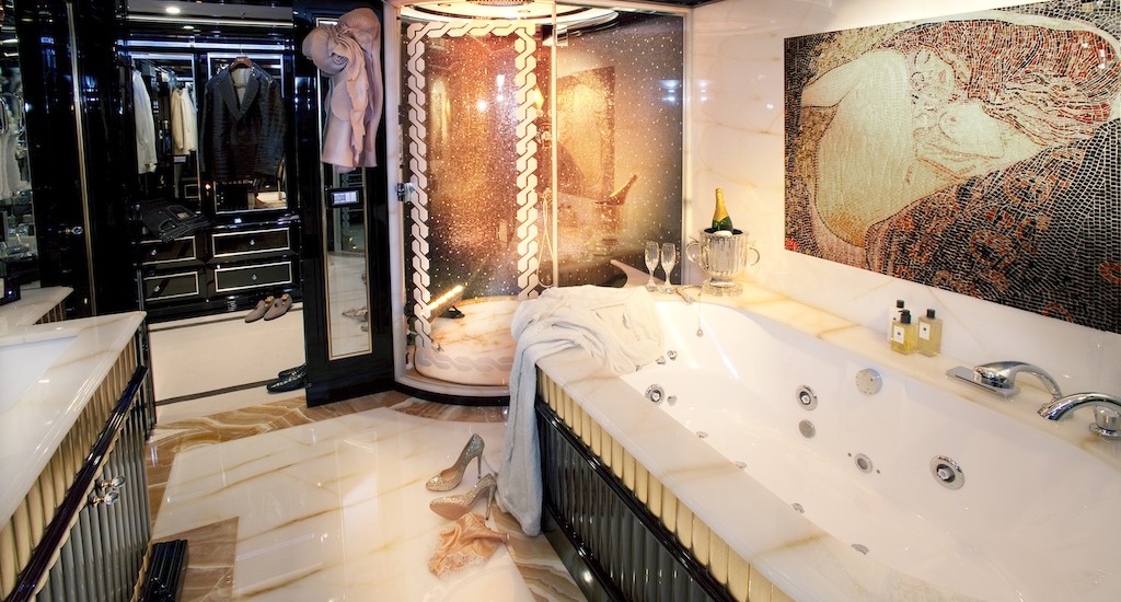 Ultra-luxurious-Owners-bathroom