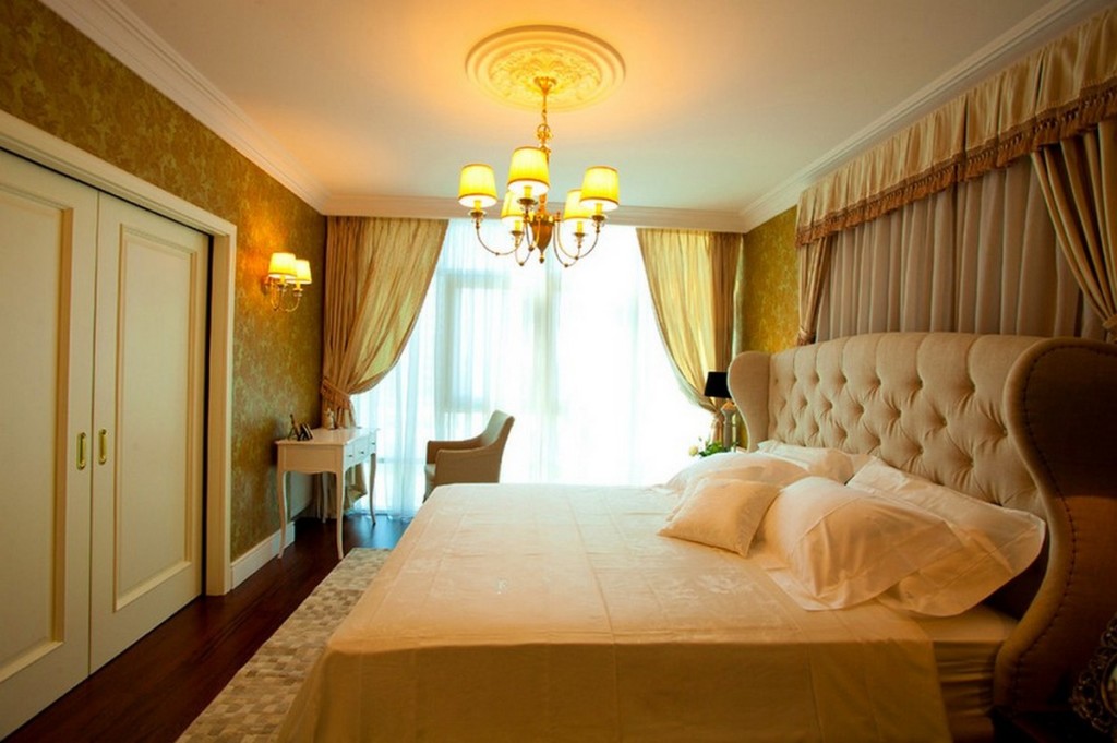 golden-tone-bedroom-with-soft-lighting-of-modern-chandelier-and-king-size-bed