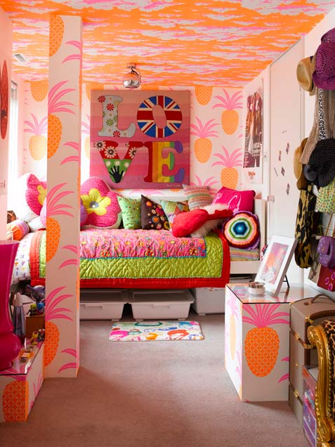 tropical-girl-bedroom-in-a-mix-of-colors