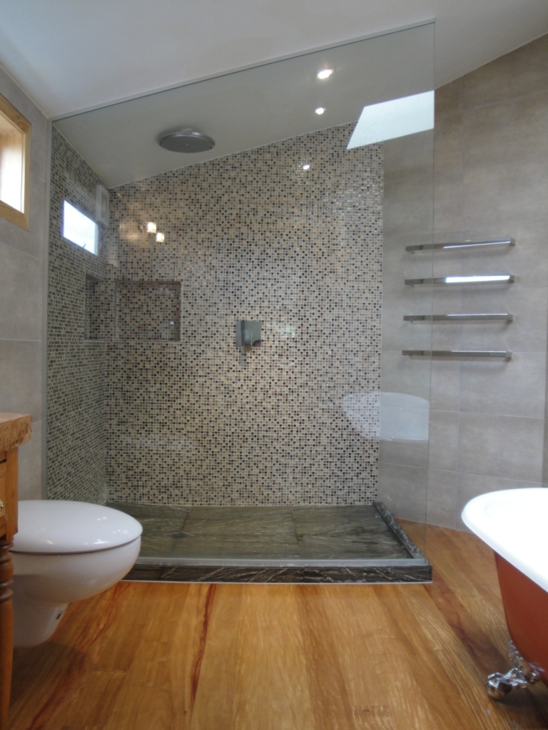 traditional-bathroom-with-wood-floor