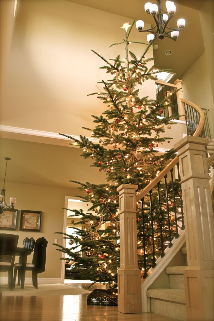 christmas-staircase-decorating-5