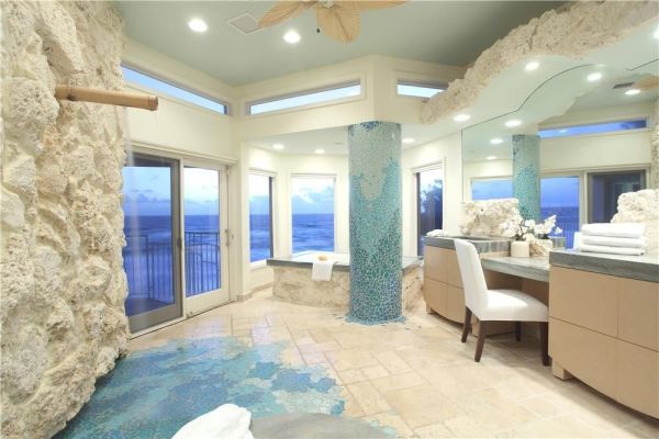 Luxury Master Bathroom Design Idea With Coral Walls and Seafoam Blue Pillar