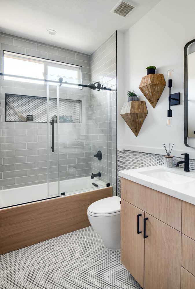 Harmonize the bathtub lining with the rest of the bathroom elements.