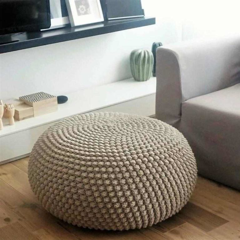 14 - Round crochet pouf that brings comfort and still decorates