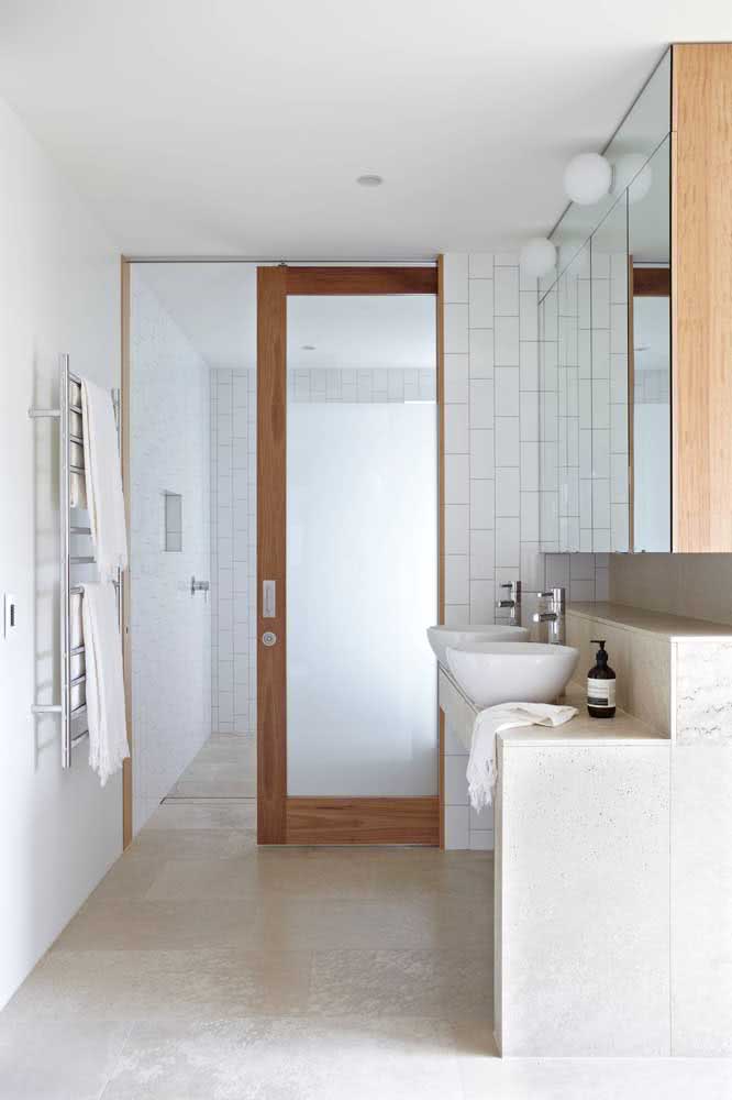 20 - Sliding glass door with wooden frame: timeless model for any type of bathroom.