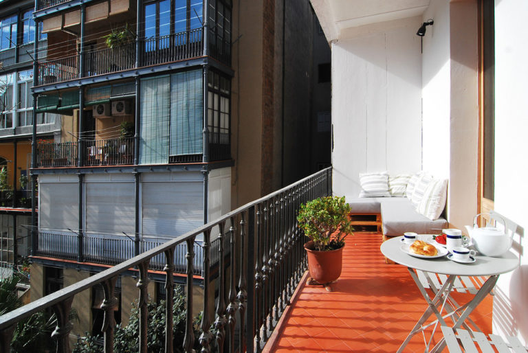 23. Pallet sofas are great options for outdoor balconies