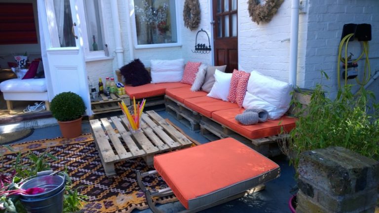 24. Like balconies, the pallet sofa is a great candidate for the garden and the backyard