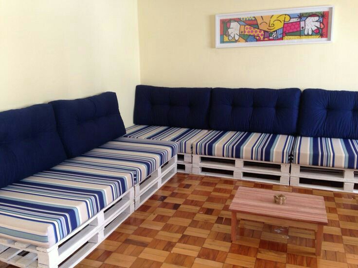 37. Make the composition with two pallet sofas in the corner of the room to accommodate everyone