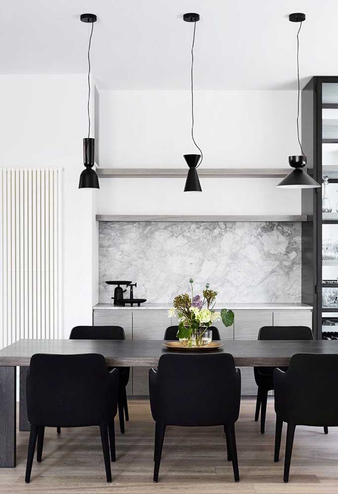 39. Black to bring sophistication to the dining room.