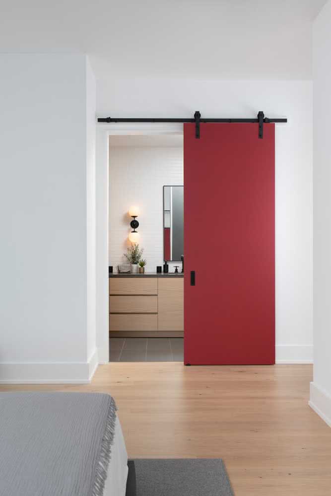 46 - Red sliding door: the focal point of the environment.