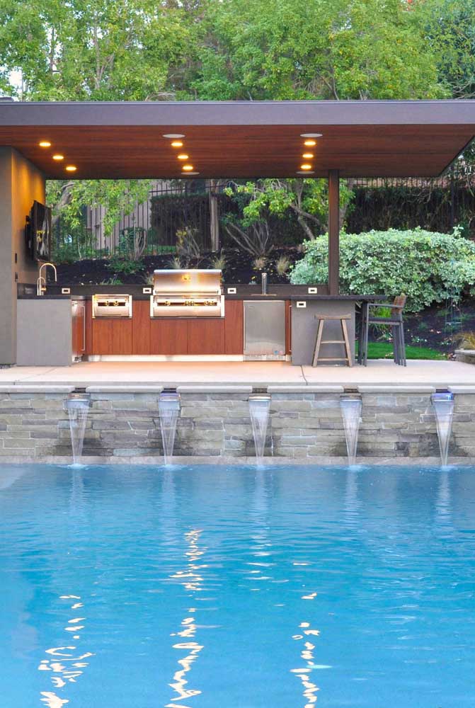 32. Recreation area with barbecue and swimming pool. Highlight for the back garden that integrates the environment.
