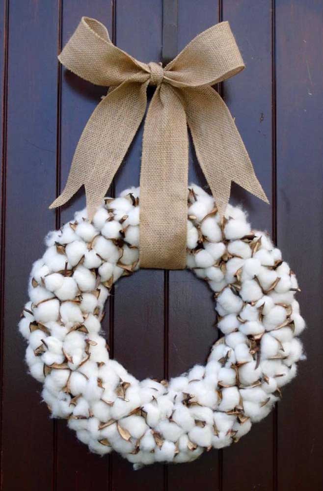 38. Have you ever thought about using cotton to make your Christmas wreath See what a delicate yet rustic effect.