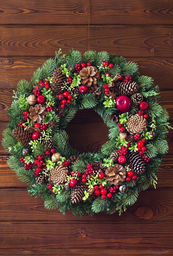 40. Bulky and well decorated, this Christmas wreath is perfect for those looking for a more traditional decoration.