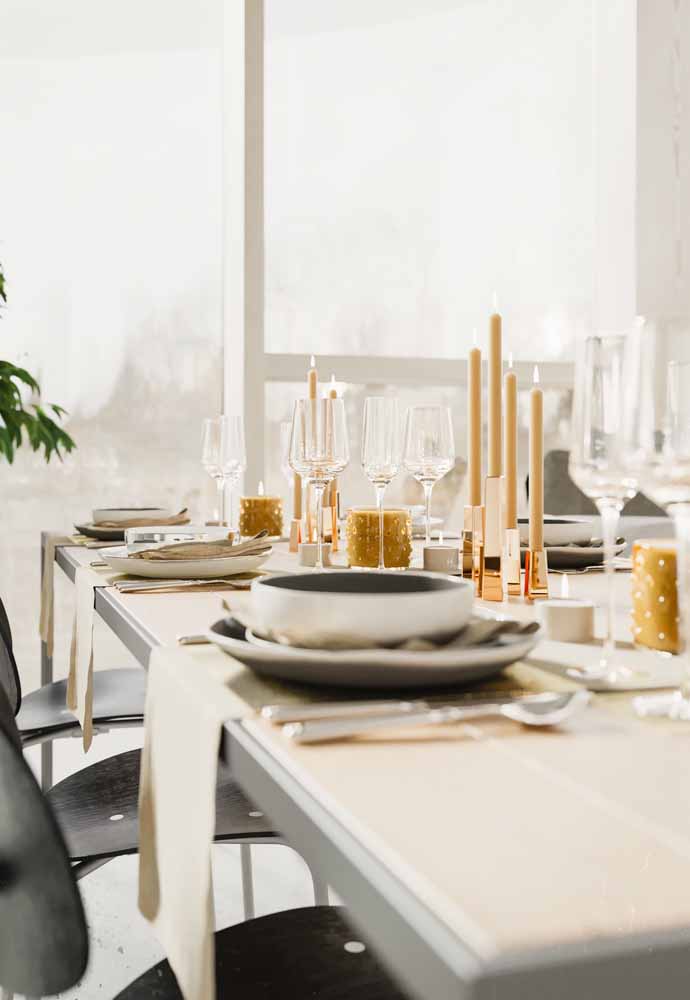 47. Bet on a clean table, using some gold items to make the decor elegant