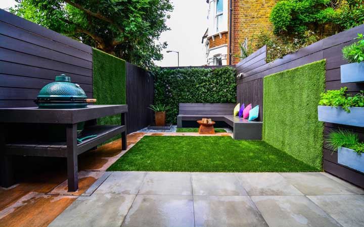 49. And when you can't count on a large area, the way is to improvise and use synthetic grass in the barbecue area.